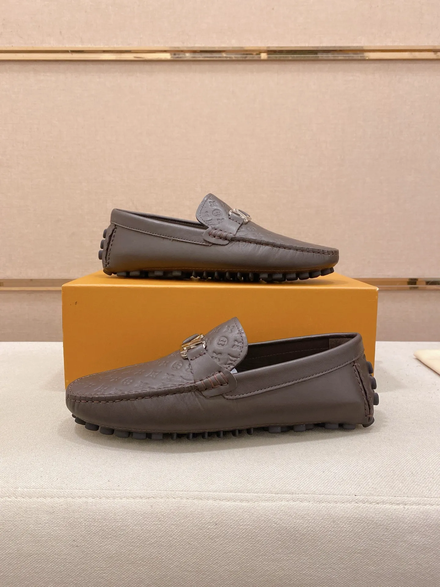 Factory price: 500💰High-end quality! LV 🆕🆕Exclusive hot-selling products in stock🔥🔥New products on the shelves, high-quality Ferragamo men's pea shoes, high-end casual driving shoes, with complete packaging! 💪 💪 Material: imported first-layer cowhide 🐂 + imported high-quality buffalo leather lining + wear-resistant outsole 👍🏻👍🏻 Features: high-end and comfortable, purely handmade 🚀 🚀 Create the perfect shoes that suit you best 🔥 🔥 Size: (38-44) 45 standard size can be customized!